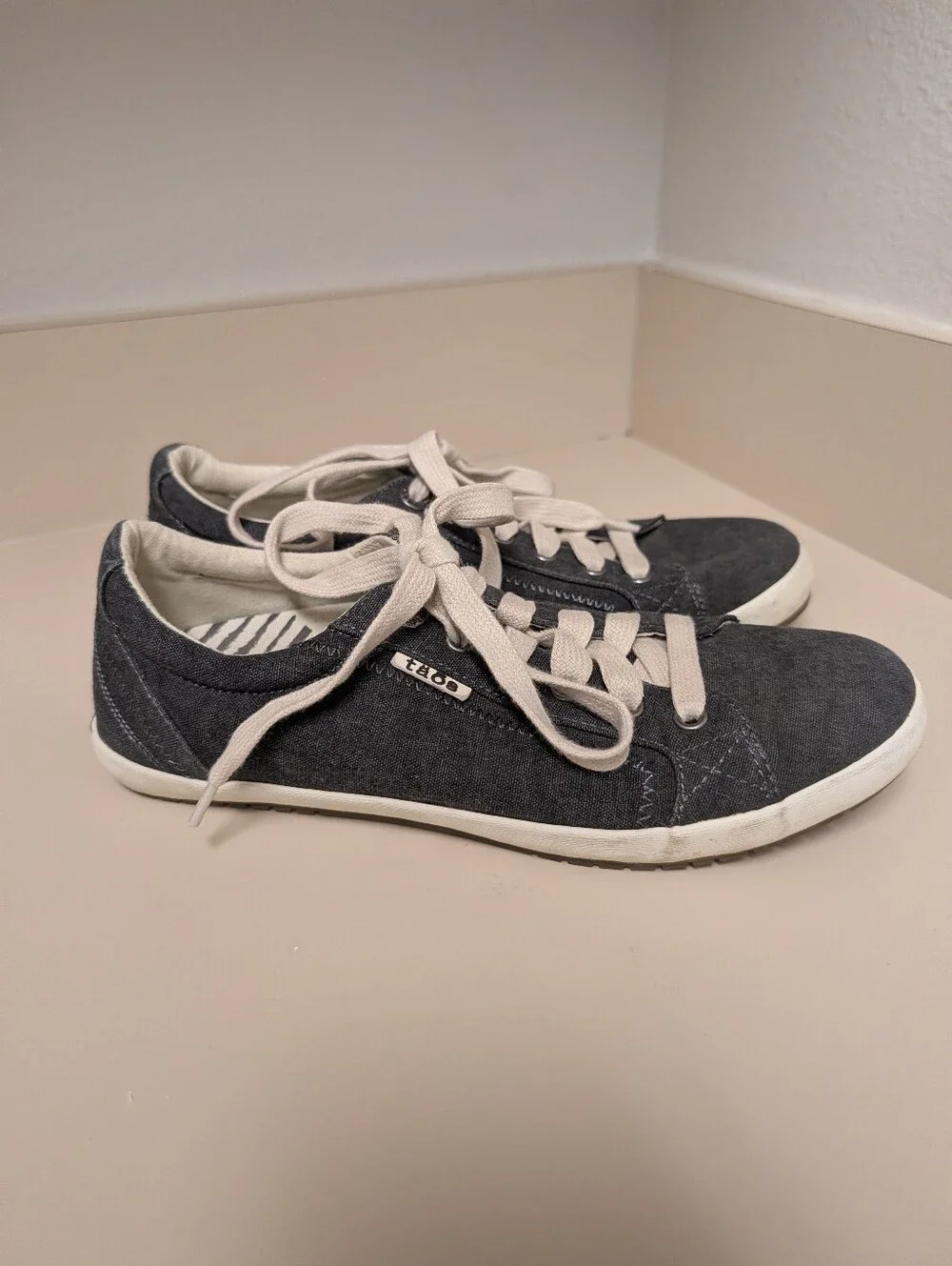 Taos Star Low Profile Canvas Sneakers Size 8.5
